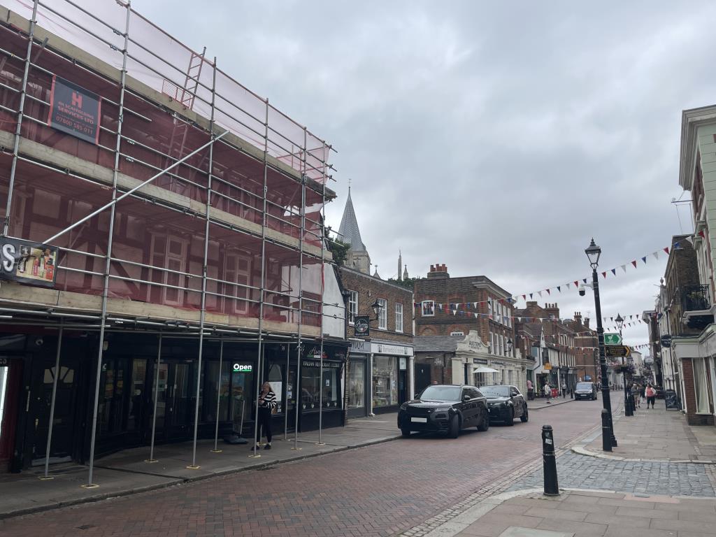Lot: 62 - LARGE FLAT FOR REFURBISHMENT IN CENTRE OF HISTORIC ROCHESTER - street scene view of flat for refurbishment